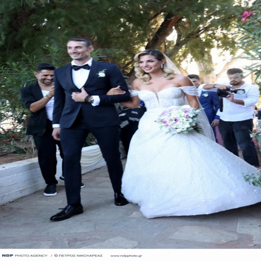 Χαρές για την Σταυρούλα Χρυσαειδή: Ανέβηκε τα σκαλιά της εκκλησίας η πρώην παίκτρια του Survivor