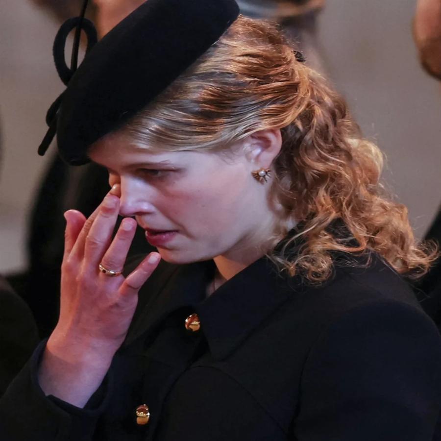 Οι “royals” δεν κλαίνε: Η αγαπημένη εγγονή της βασίλισσας Ελισάβετ Λαίδη Λουίζ Γουίνσδορ που έσπασε το πρωτόκολλο