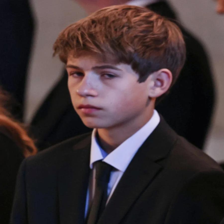 Οι “royals” δεν κλαίνε: Η αγαπημένη εγγονή της βασίλισσας Ελισάβετ Λαίδη Λουίζ Γουίνσδορ που έσπασε το πρωτόκολλο