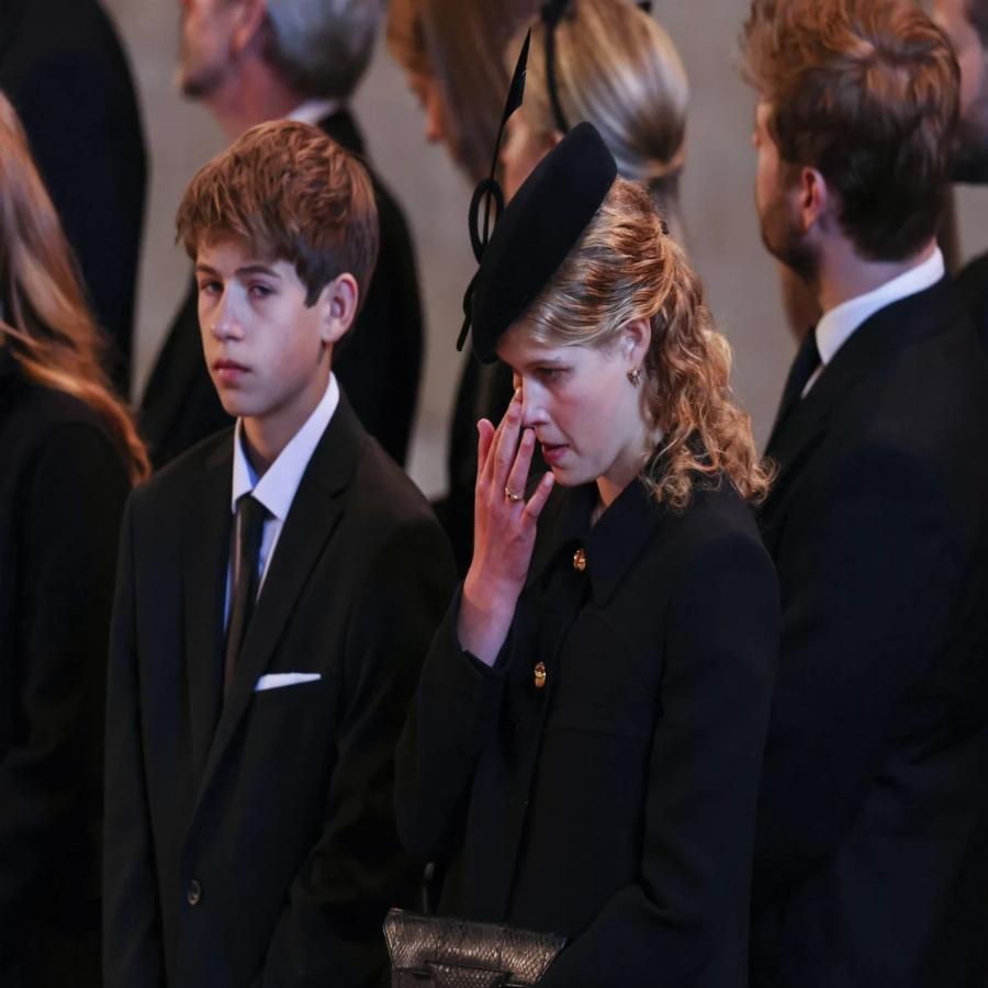 Οι “royals” δεν κλαίνε: Η αγαπημένη εγγονή της βασίλισσας Ελισάβετ Λαίδη Λουίζ Γουίνσδορ που έσπασε το πρωτόκολλο