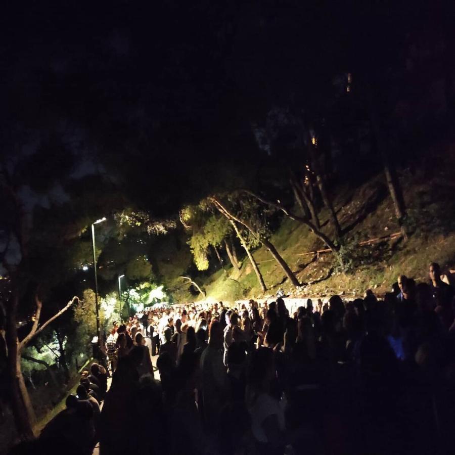 Πάνω από 30.000 για τη χάρη του Σταυρού: Όλη νύχτα σταυρώνει ακούραστα ο παπα Δημήτρης στο Λυκαβηττό