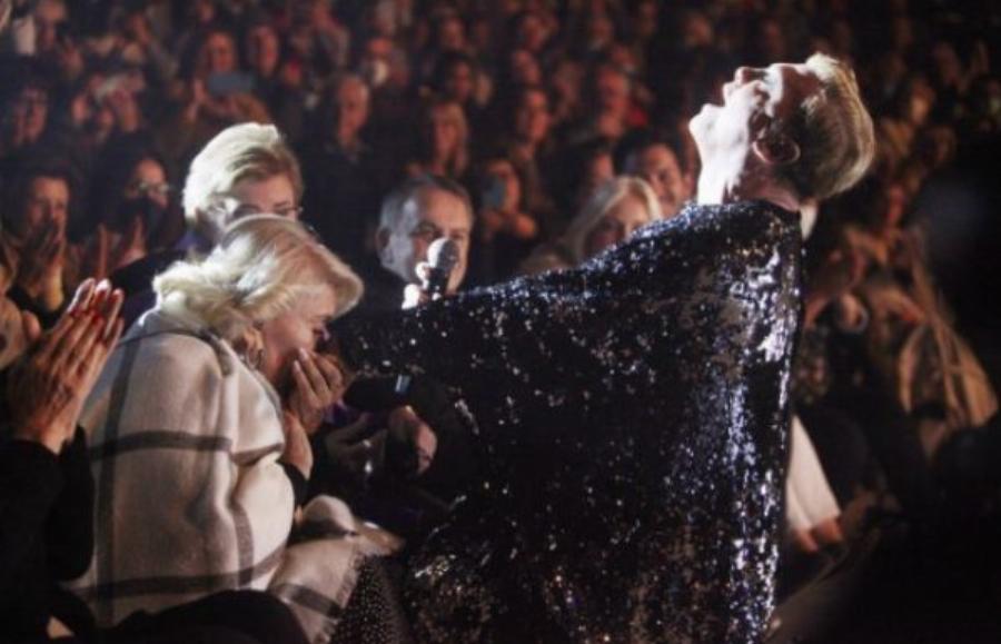 Μοναδικός Τάκης Ζαχαράτος: Τραγούδησε γονατιστός στην Μαρινέλλα και εκείνη συγκινήθηκε