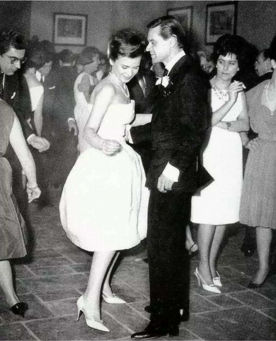 Χατζηφωτίου – Καρέζη: Ο αναπάντεχος γάμος, οι χιλιάδες καλεσμένοι και οι παρατυπίες που έφεραν το διαζύγιο στο ζευγάρι