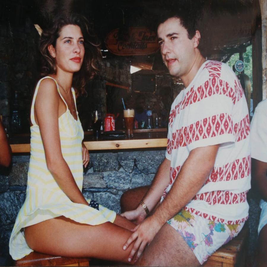 Αγνώριστος με μούσια και γκρίζα μαλλιά: Ούτε η Ελένη Μενεγάκη δεν θα γνώριζε σήμερα τον πρώτο της σύζυγο