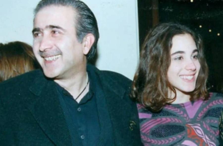 Ψηλή, μελαχρινή και αδύνατη η κόρη του Λάκη Λαζόπουλου: Εντυπωσιάζει τους πάντες στο πέρασμα της
