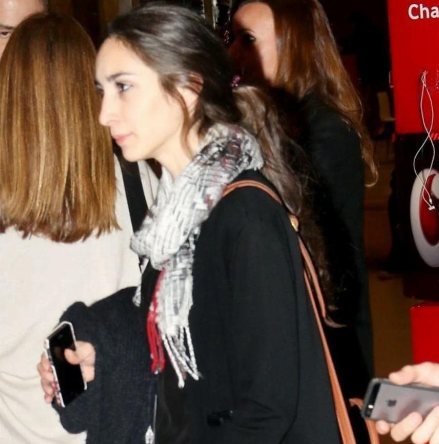 Ψηλή, μελαχρινή και αδύνατη η κόρη του Λάκη Λαζόπουλου: Εντυπωσιάζει τους πάντες στο πέρασμα της