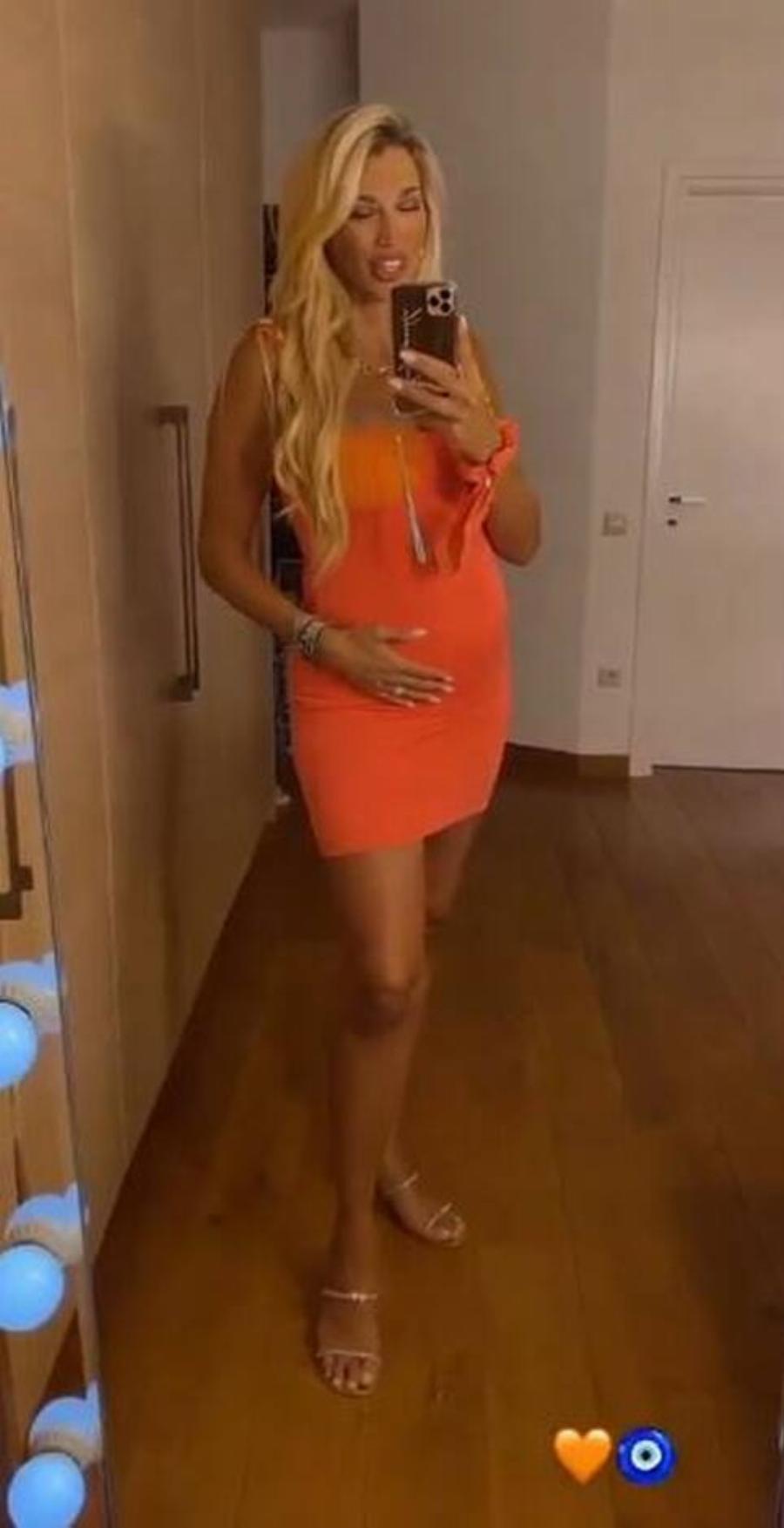 Η πιο στυλάτη εγκυμονούσα: Η έξοδος της Κωνσταντίνας Σπυροπούλου με εφαρμοστό φόρεμα