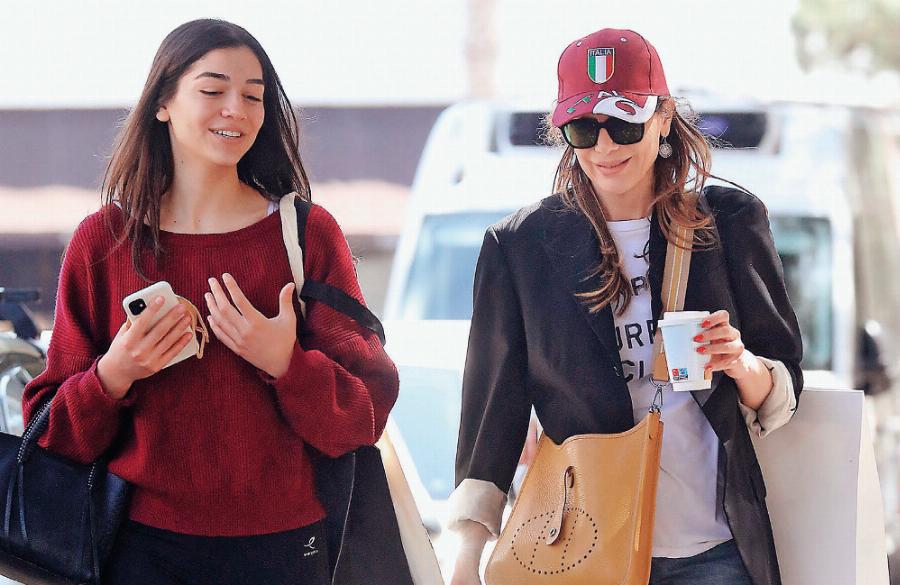 Δέσποινα Βανδή: Αποχαιρέτησε την κόρη της Μελίνα Νικολαΐδη για Αγγλία και καθάρισε το σπίτι της