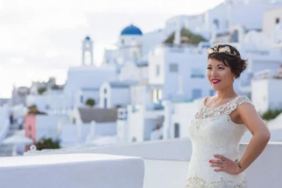 Πήρε την κατάσταση στα χέρια της: Μια 38χρονη γυναίκα παντρεύτηκε τον εαυτό της στη Σαντορίνη