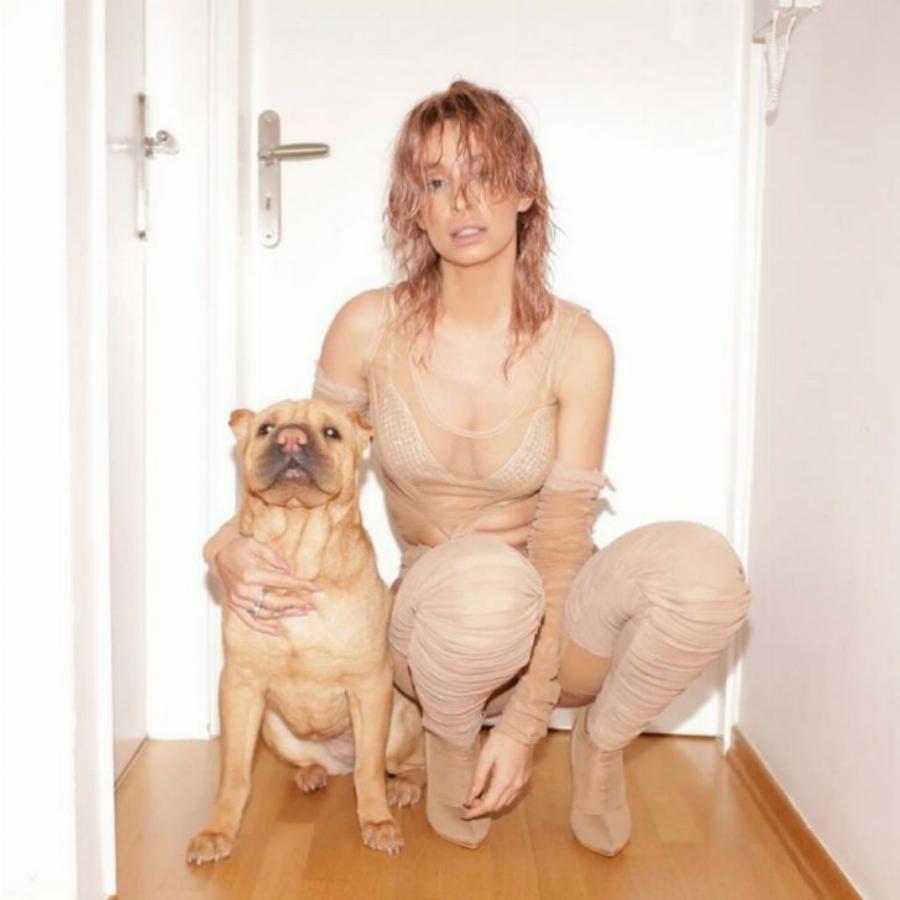 Ελένη Φουρέιρα: Το παραμυθένιο σπίτι της με το τεράστιο σαλόνι, τα μεγάλα παράθυρα και τον καταπράσινο κήπο