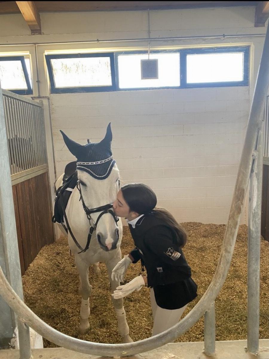 Μόνο υπερηφάνεια στο Ρέθυμνο για την 13χρονη Αθηνά Ραφαέλα Μπικάκη που είναι ταλέντο στην ιππασία