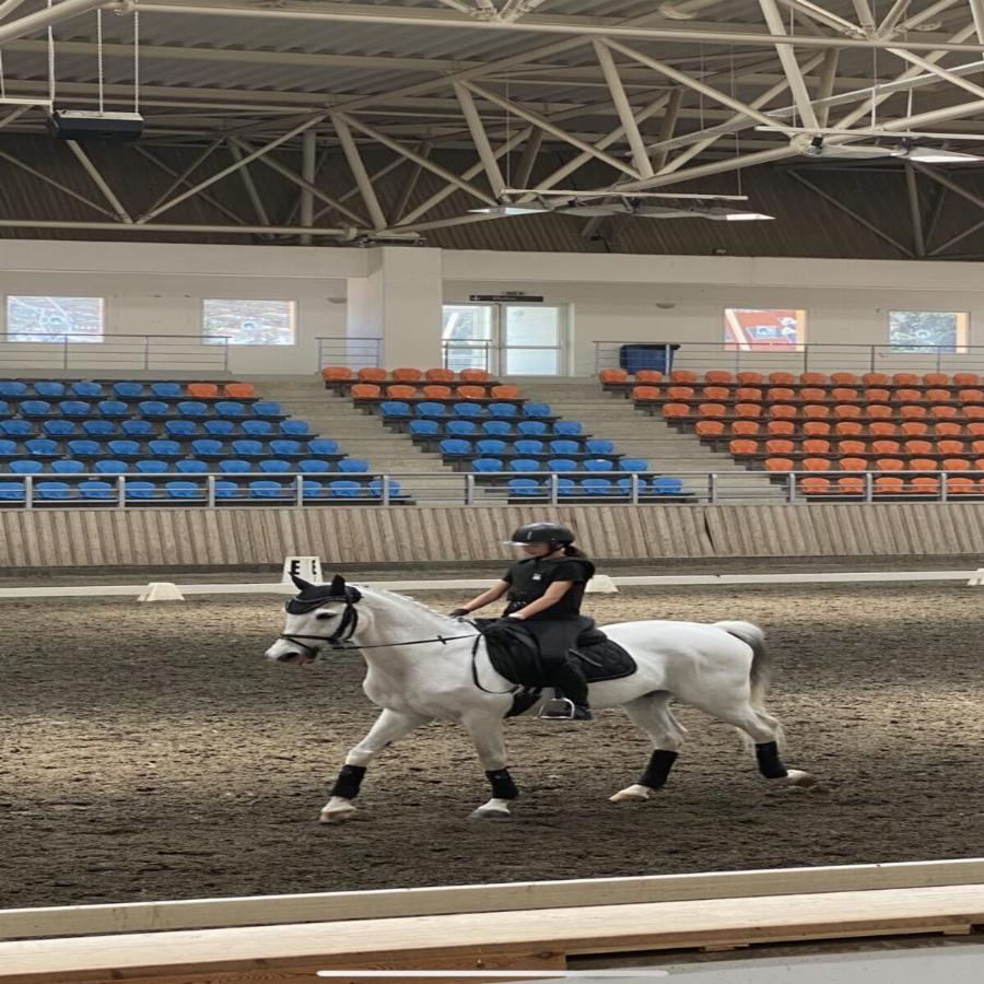 Μόνο υπερηφάνεια στο Ρέθυμνο για την 13χρονη Αθηνά Ραφαέλα Μπικάκη που είναι ταλέντο στην ιππασία