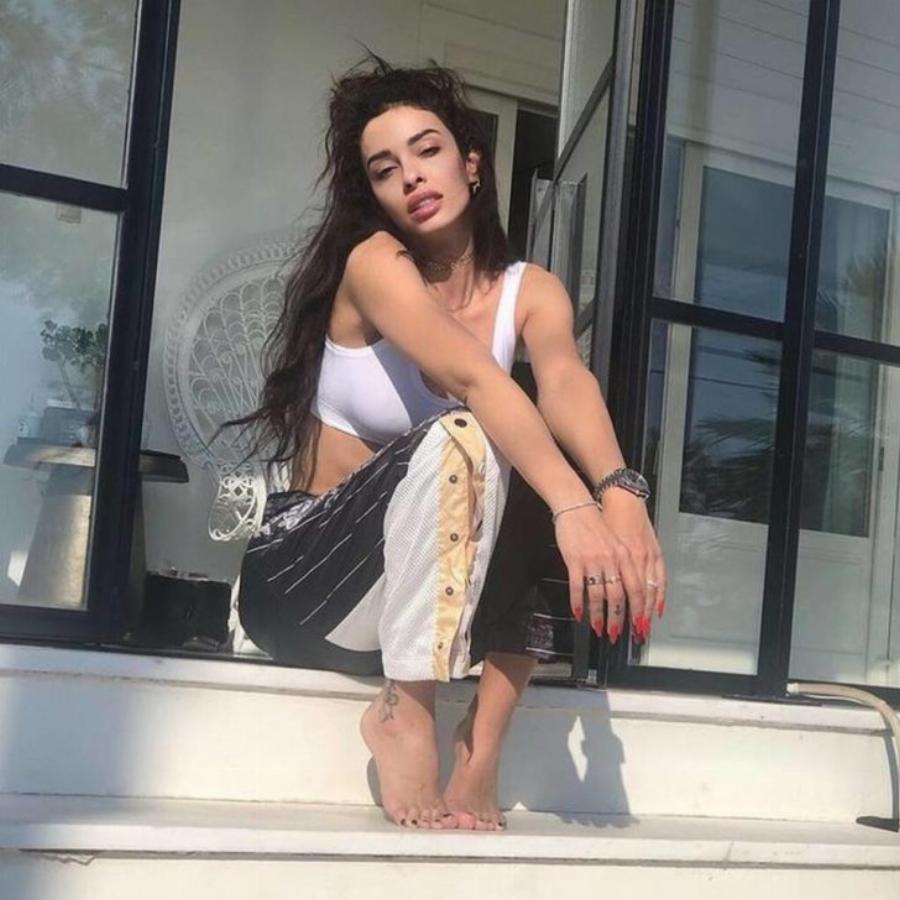 Ελένη Φουρέιρα: Το παραμυθένιο σπίτι της με το τεράστιο σαλόνι, τα μεγάλα παράθυρα και τον καταπράσινο κήπο