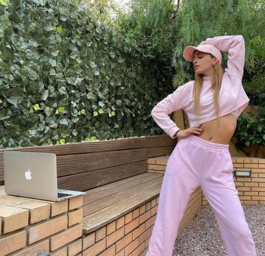 Ελένη Φουρέιρα: Το παραμυθένιο σπίτι της με το τεράστιο σαλόνι, τα μεγάλα παράθυρα και τον καταπράσινο κήπο