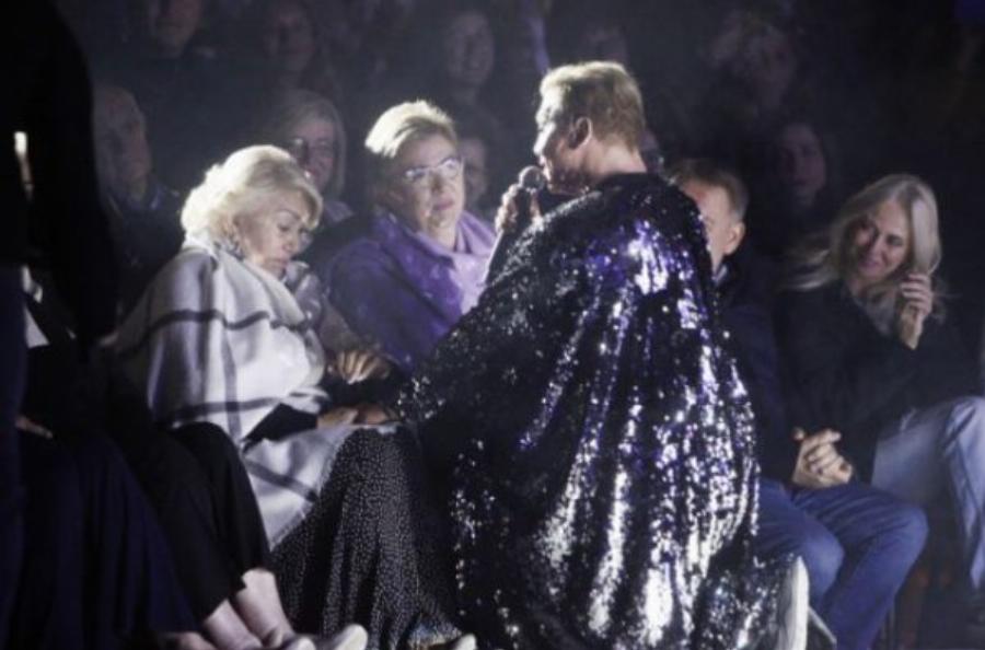 Μοναδικός Τάκης Ζαχαράτος: Τραγούδησε γονατιστός στην Μαρινέλλα και εκείνη συγκινήθηκε