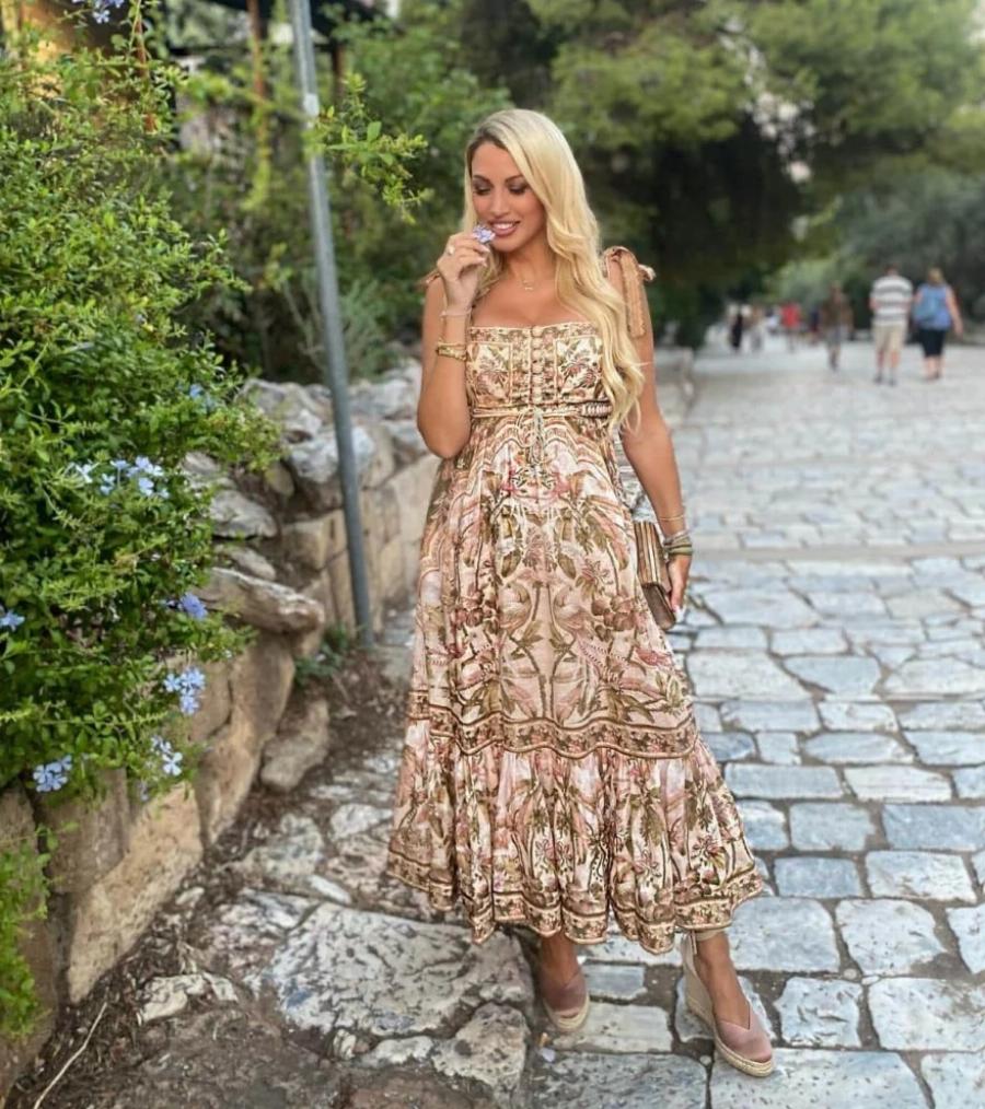 Έλαμπε από ευτυχία: Η Κωνσταντίνα Σπυροπούλου σε βάπτιση με το φόρεμα των ονείρων σου