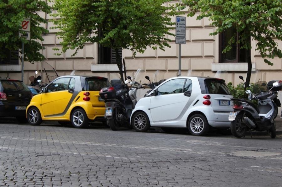 Ληστές έφαγαν πακέτο με ένα SMS: Της έκλεψαν το Smart, το άφησαν στην ανηφόρα και έφυγαν