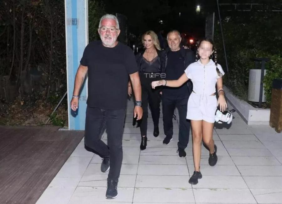 Ντυμένη στα λευκά, στο ίδιο ύψος με τη μαμά της:  Η κόρη της Πέγκυς Ζήνα μεγάλωσε και πήγε Θέατρο με τους γονείς της