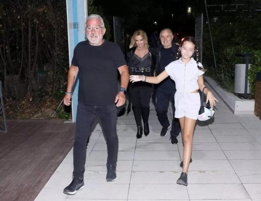 Ντυμένη στα λευκά, στο ίδιο ύψος με τη μαμά της:  Η κόρη της Πέγκυς Ζήνα μεγάλωσε και πήγε Θέατρο με τους γονείς της