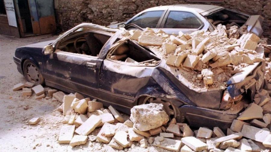 Φονικός σεισμός 1999: Η Μαρία και ο Γιάννης έχασαν τους συζύγους τους στο φονικό σεισμό, γνωρίστηκαν στα χαλάσματα και έγιναν ζευγάρι