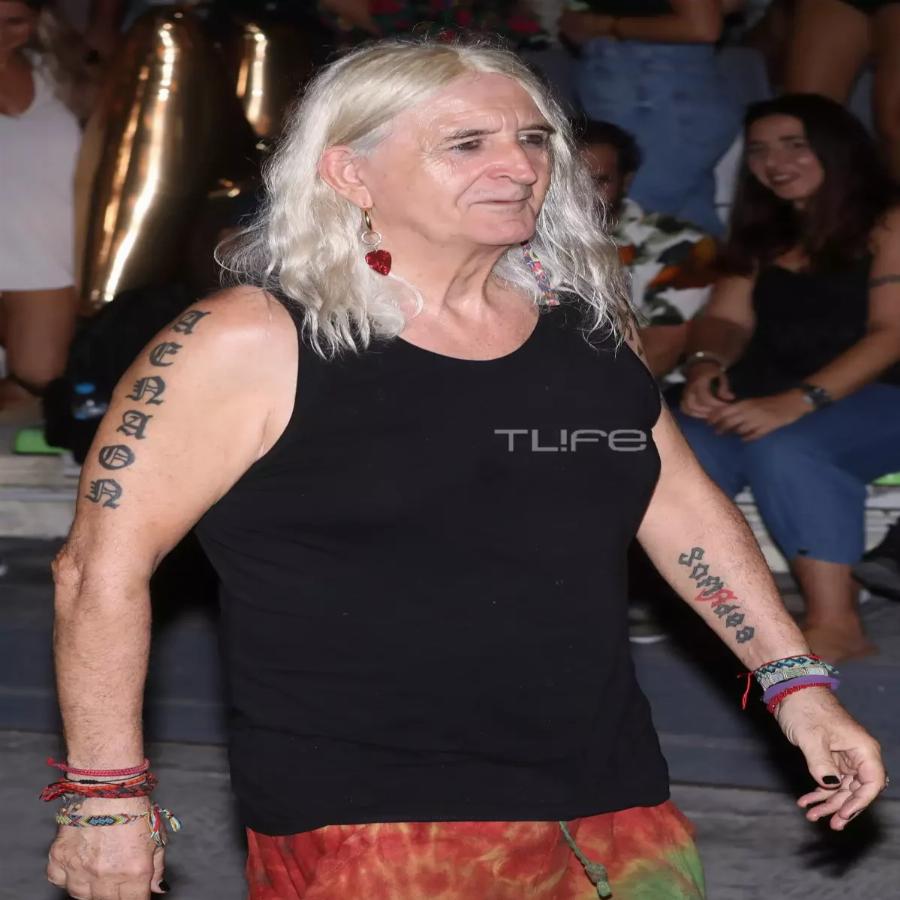 Ο Τζόνι Ντεπ της Ελλάδας: Η εμφάνιση του Νίκου Καρβέλα με την κατά 40 χρόνια νεότερη σύντροφο του