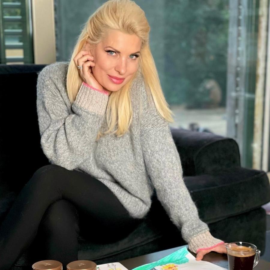 Τεράστιο σαν σαλέ: Το πολυτελές σαλόνι του σπιτιού της Ελένης Μενεγάκη με το τζάκι και τα υπέροχα έπιπλα που θα το ζηλέψετε