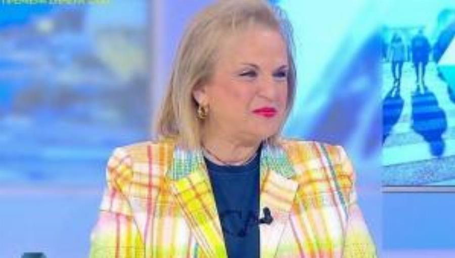 Τρέλανε τους σχεδιαστές μόδας: Είδωλο του στυλ η Ματίνα Παγώνη με το πολύχρωμο σακάκι της