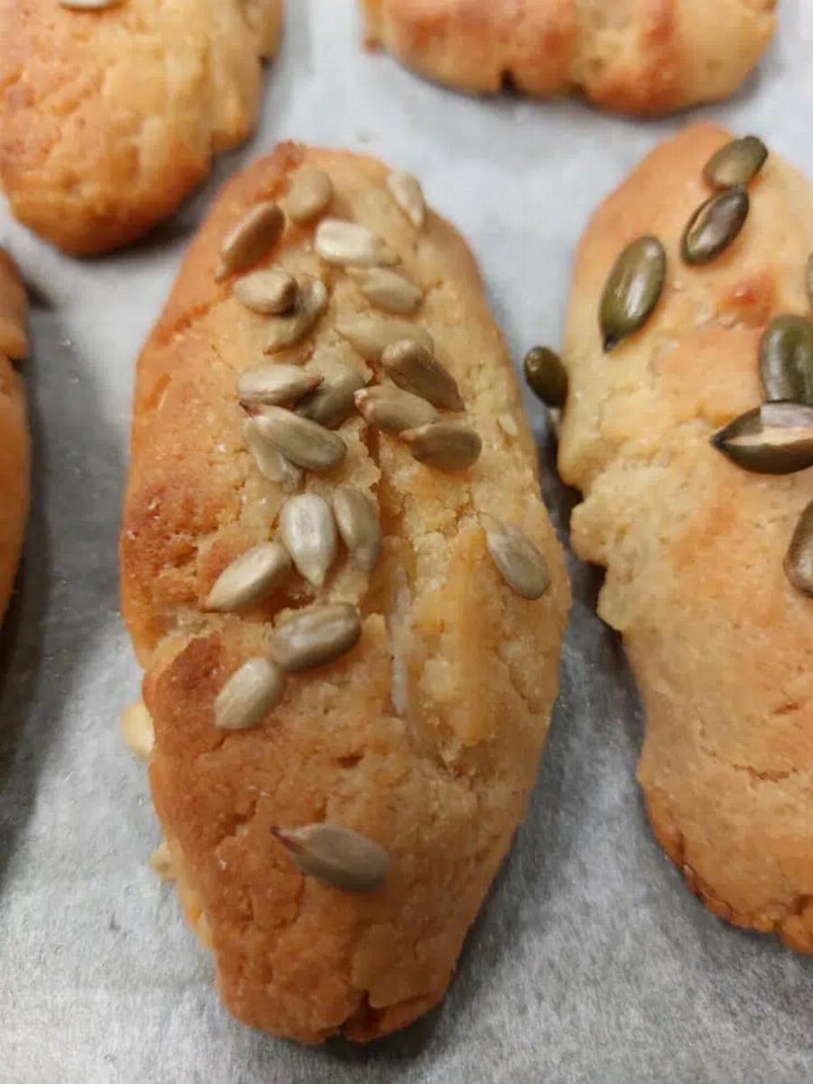 Δεν θα τα χορταίνετε: Η τέλεια συνταγή για πανεύκολα τυροπιτάκια με γέμιση ανθότυρο και φέτα