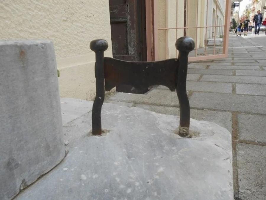 Ελάχιστοι το γνωρίζουν: Το ποδόμακτρο είναι το περίεργο σίδερο στις εισόδους των παλιών σπιτιών – Ποια ήταν η χρήση του