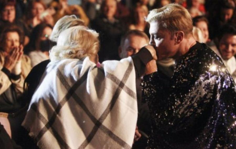 Μοναδικός Τάκης Ζαχαράτος: Τραγούδησε γονατιστός στην Μαρινέλλα και εκείνη συγκινήθηκε