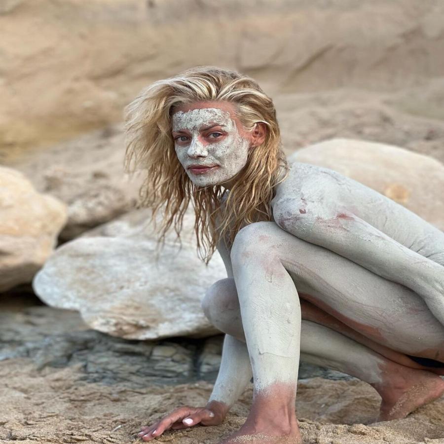 Βροχή τα σχόλια: Η Ζέτα Μακρυπούλια έκανε αργιλοθεραπεία στις διακοπές της και ξετρέλανε τους θαυμαστές της