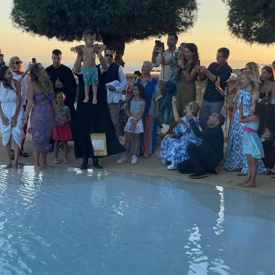 Έλαμπαν από ευτυχία: Φωτεινή Αθερίδου και Κωνσταντίνος Μαγκλάρας βάφτισαν τον γιο τους και παντρεύτηκαν