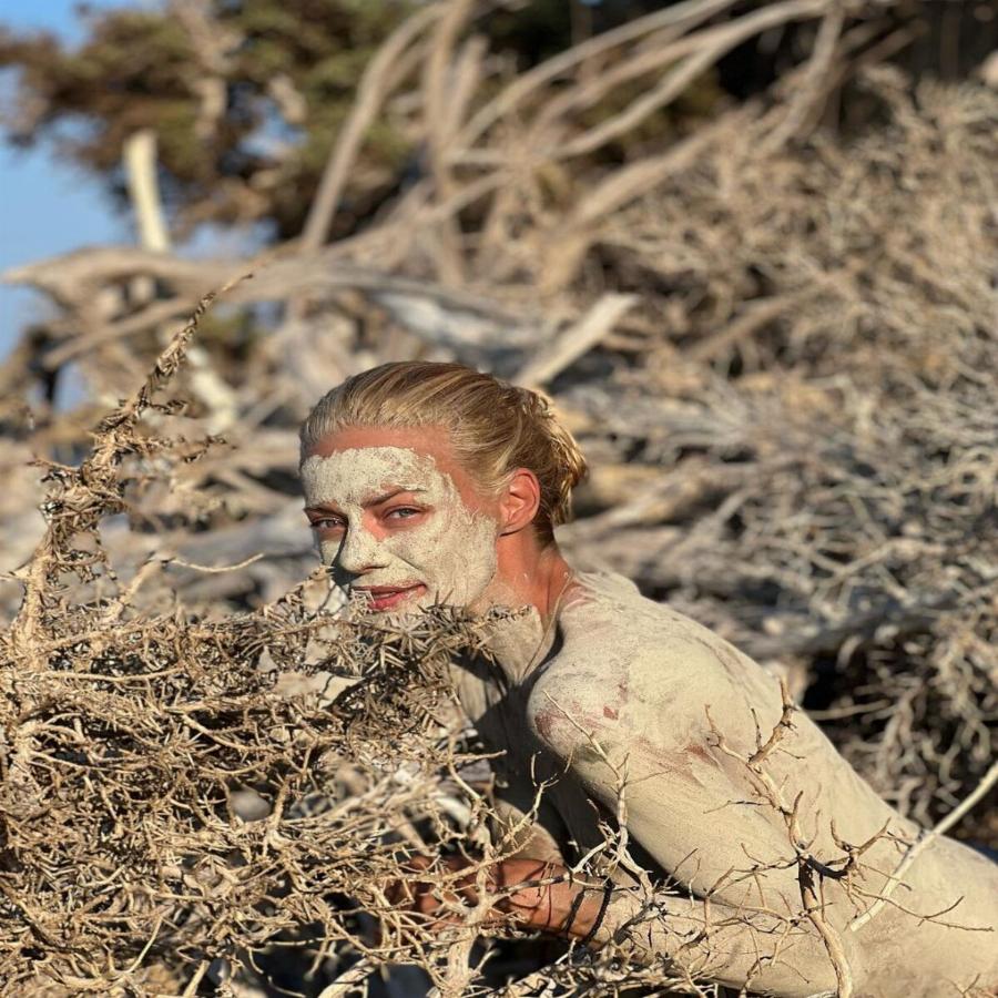 Βροχή τα σχόλια: Η Ζέτα Μακρυπούλια έκανε αργιλοθεραπεία στις διακοπές της και ξετρέλανε τους θαυμαστές της