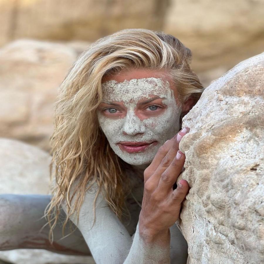 Βροχή τα σχόλια: Η Ζέτα Μακρυπούλια έκανε αργιλοθεραπεία στις διακοπές της και ξετρέλανε τους θαυμαστές της