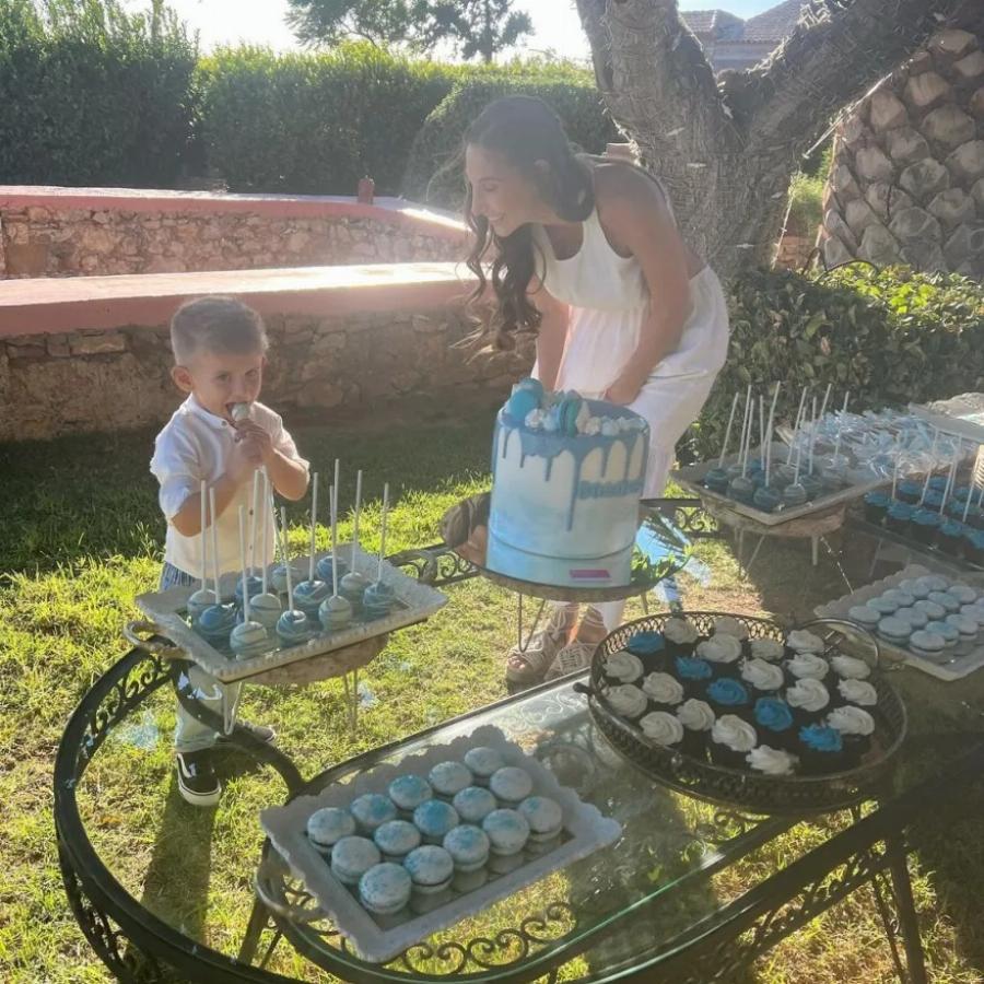 Έλαμπαν από ευτυχία: Φωτεινή Αθερίδου και Κωνσταντίνος Μαγκλάρας βάφτισαν τον γιο τους και παντρεύτηκαν