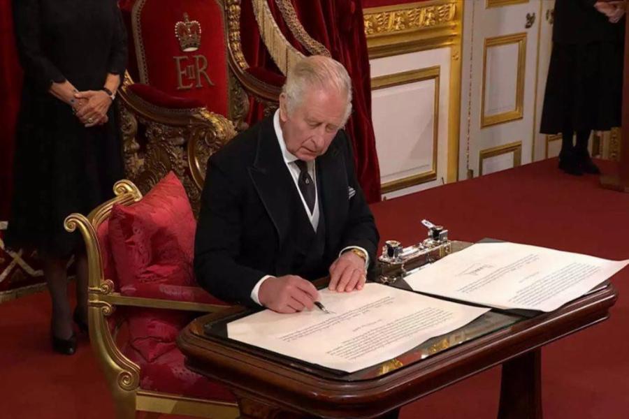 Έγινε έξαλλος: Η κίνηση που εξόργισε τον Κάρολο όταν υπέγραφε την απόφαση που τον έκανε βασιλιά