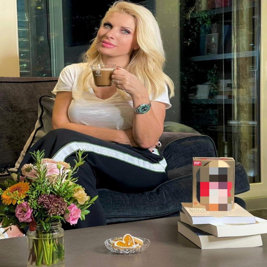 Το εσωτερικό από το σπίτι της Ελένης Μενεγάκη στα Μελίσσια: Το πέτρινο τζάκι και η μοντέρνα διακόσμηση