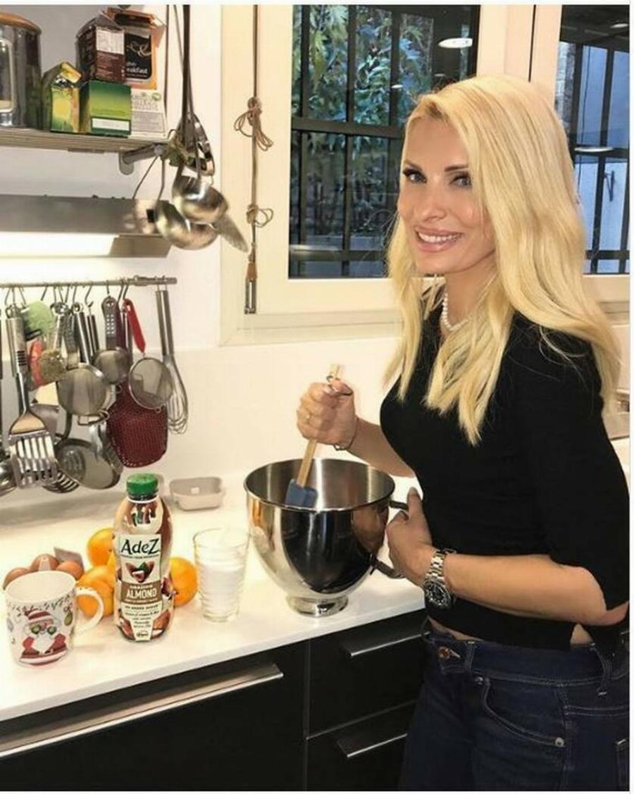 Τεράστιο σαν σαλέ: Το πολυτελές σαλόνι του σπιτιού της Ελένης Μενεγάκη με το τζάκι και τα υπέροχα έπιπλα που θα το ζηλέψετε