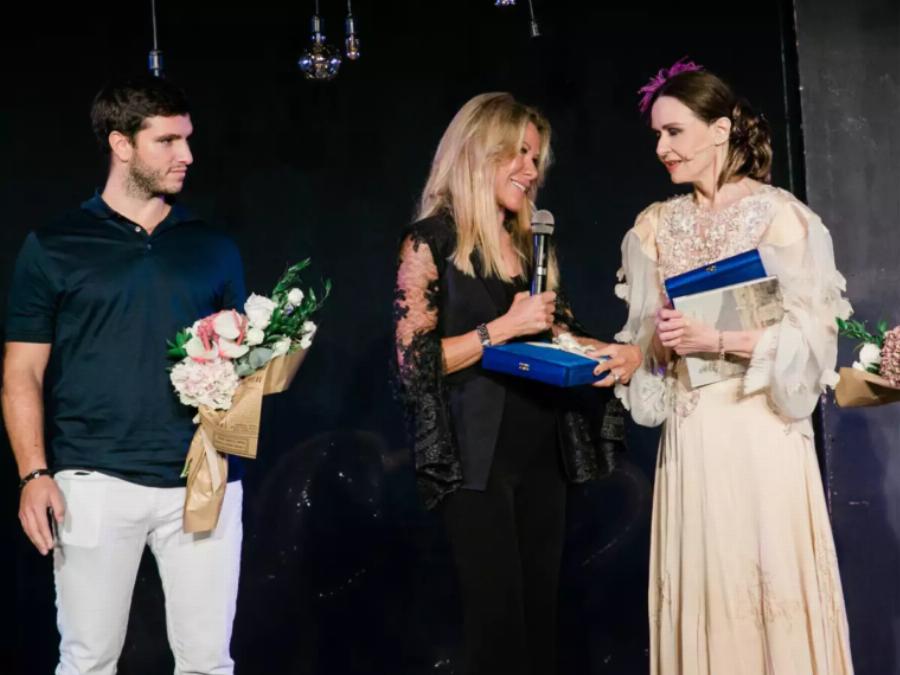 Το ίδιο γοητευτικός σαν τον πατέρα του: Ο 24χρονος γιος του Νίκου Κούρκουλου, Φίλιππος, μεγάλωσε και του μοιάζει πολύ