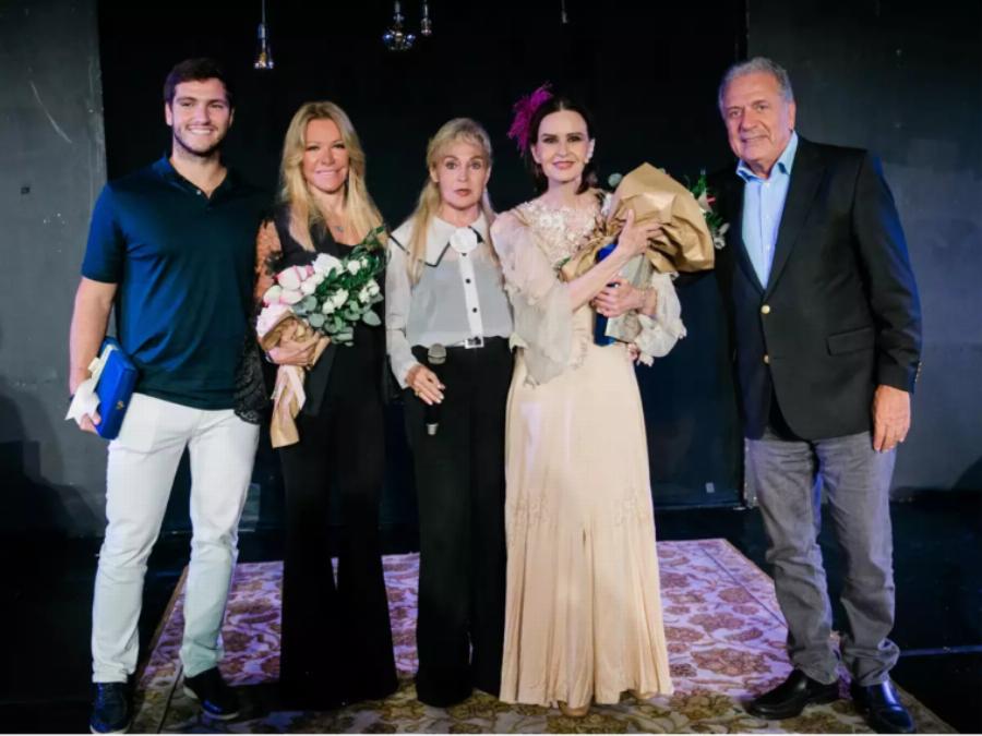 Το ίδιο γοητευτικός σαν τον πατέρα του: Ο 24χρονος γιος του Νίκου Κούρκουλου, Φίλιππος, μεγάλωσε και του μοιάζει πολύ