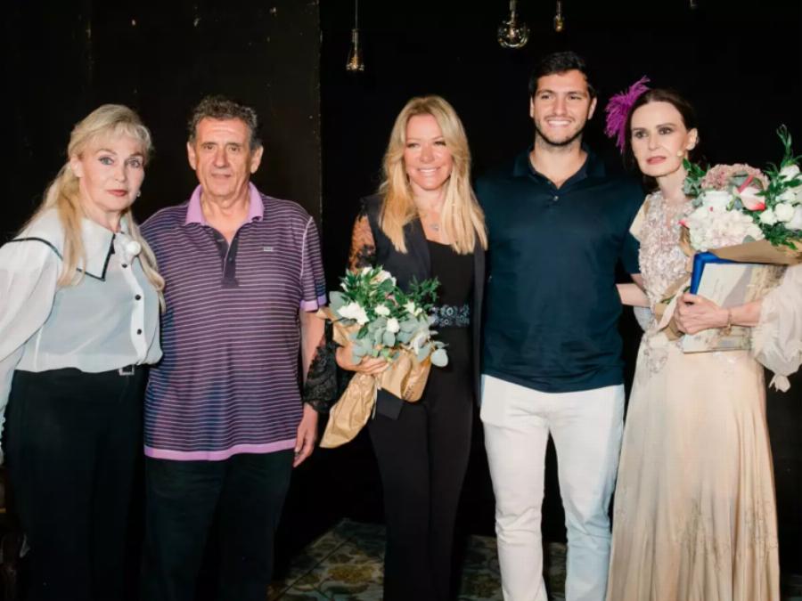 Το ίδιο γοητευτικός σαν τον πατέρα του: Ο 24χρονος γιος του Νίκου Κούρκουλου, Φίλιππος, μεγάλωσε και του μοιάζει πολύ