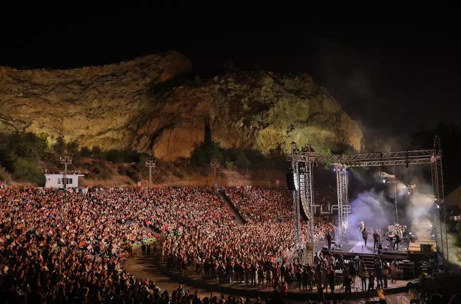 Ο Τζόνι Ντεπ της Ελλάδας: Η εμφάνιση του Νίκου Καρβέλα με την κατά 40 χρόνια νεότερη σύντροφο του