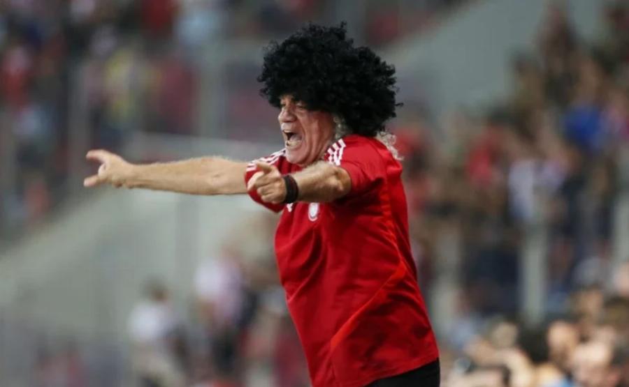 Έκλεψε την παράσταση: Με περούκα Μαρσέλο ο Τάκης Τσουκαλάς στο Καραϊσκάκη