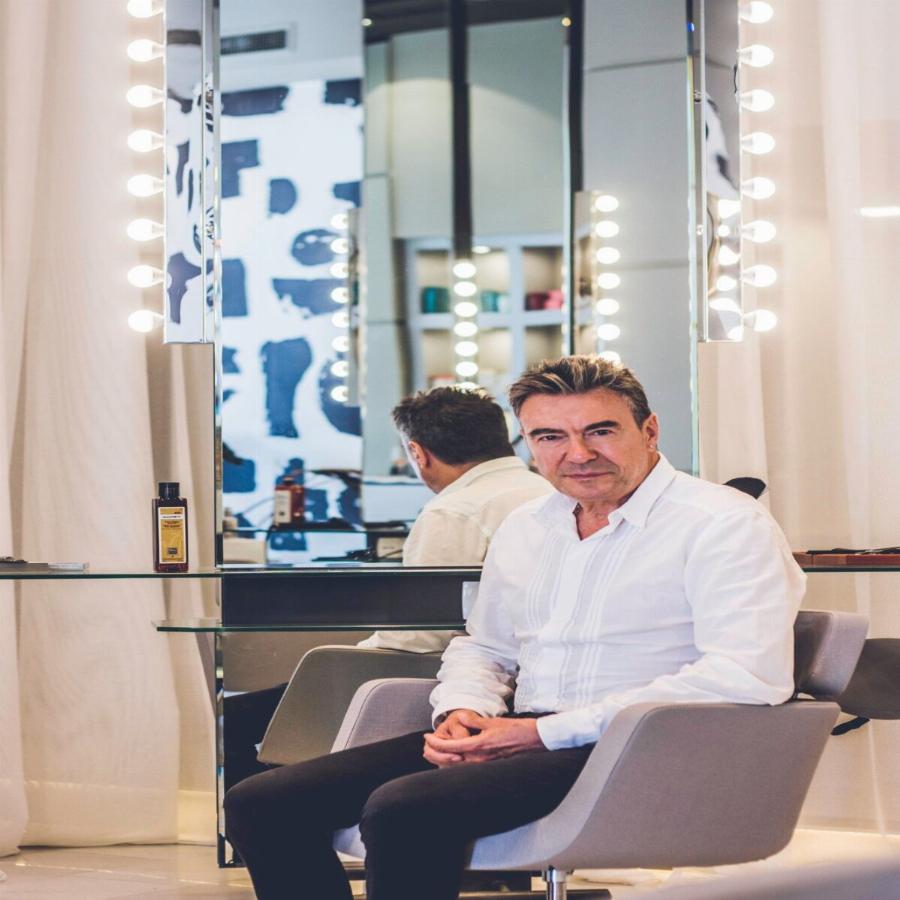 Ηλίας Ζάρμπαλης: «Από τα χέρια μου έχουν περάσει σχεδόν 200.000 γυναίκες»