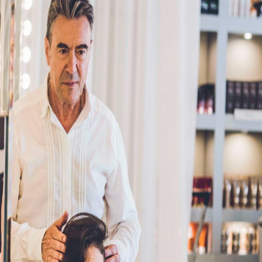 Ηλίας Ζάρμπαλης: «Από τα χέρια μου έχουν περάσει σχεδόν 200.000 γυναίκες»