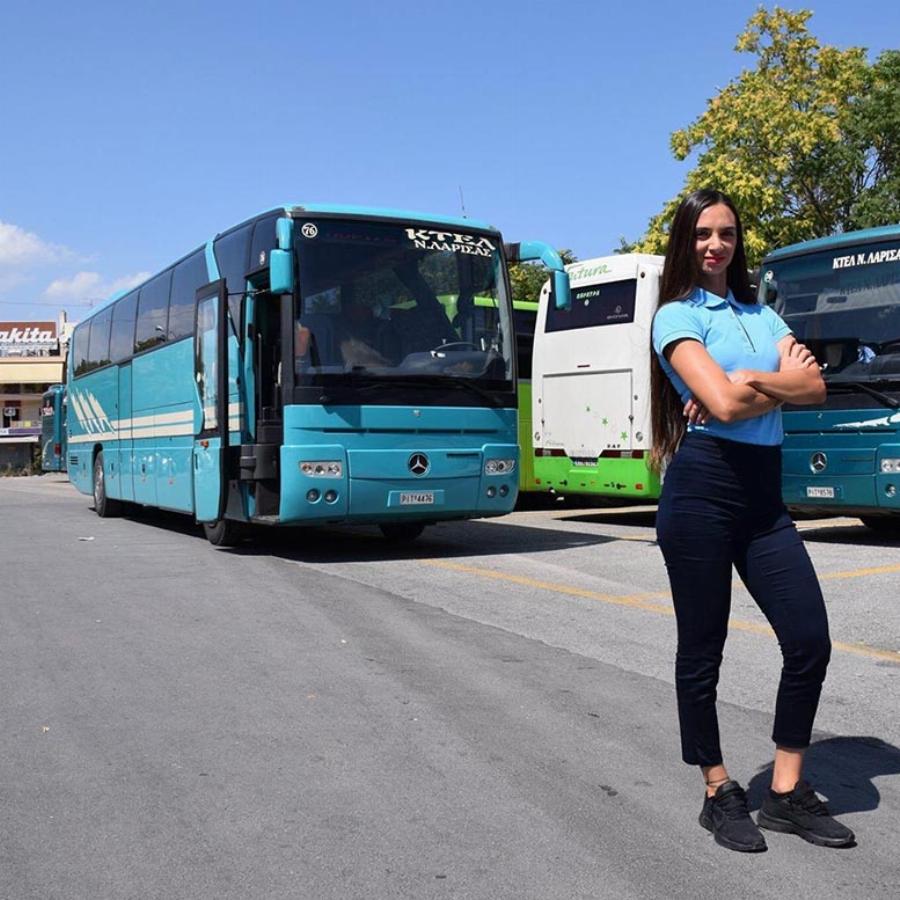 Αυτή είναι η Χρύσα Αργυρούλη: Μία νέα και όμορφη γυναίκα στο τιμόνι του ΚΤΕΛ Λάρισας