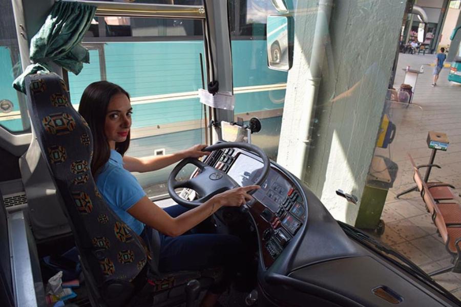 Αυτή είναι η Χρύσα Αργυρούλη: Μία νέα και όμορφη γυναίκα στο τιμόνι του ΚΤΕΛ Λάρισας