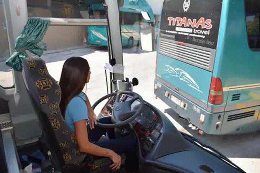 Αυτή είναι η Χρύσα Αργυρούλη: Μία νέα και όμορφη γυναίκα στο τιμόνι του ΚΤΕΛ Λάρισας