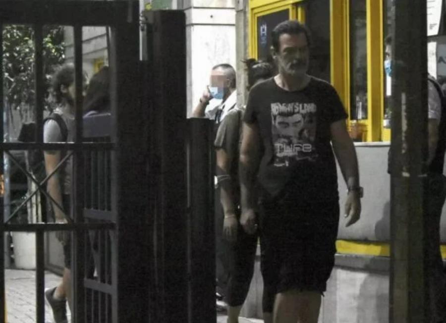 Συντετριμμένος κι απαρηγόρητος: Η στιγμή που ο Κωνσταντίνος Καζάκος έμαθε για τον χαμό του πατέρα του