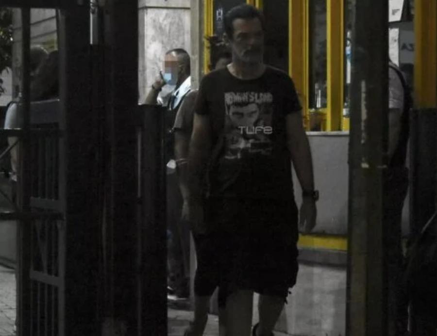 Συντετριμμένος κι απαρηγόρητος: Η στιγμή που ο Κωνσταντίνος Καζάκος έμαθε για τον χαμό του πατέρα του